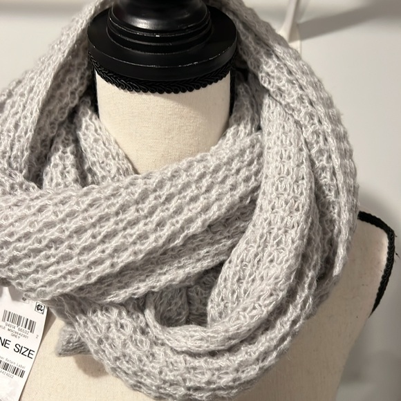 Bundle of Scarves and Gloves - Picture 8 of 12